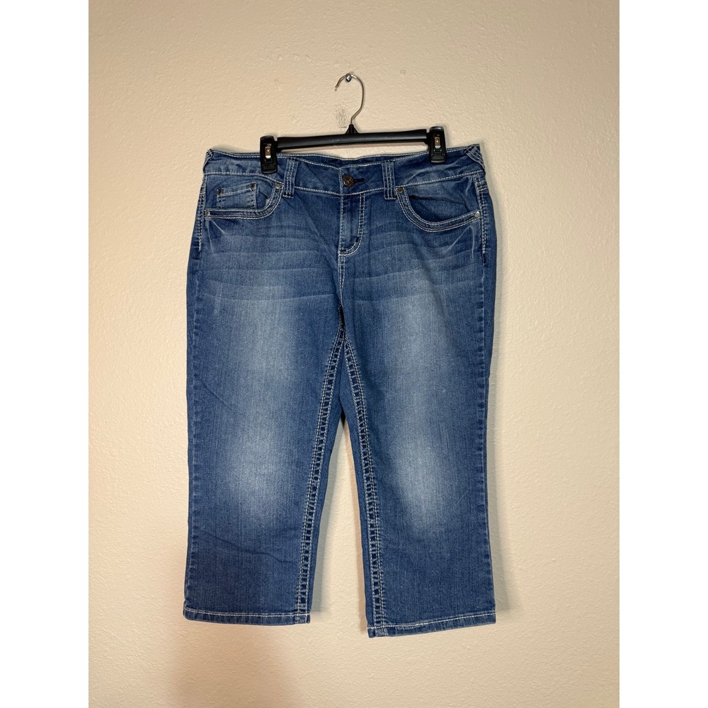 Maurices Medium Wash Cropped Capri Jeans Size 13/14 Contrast Stitching Stretch